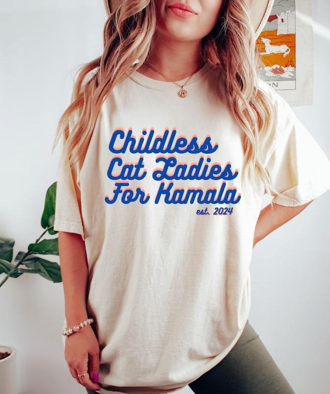Childless Cat Lady Shirt, Perfect Tee, Gifts For Boyfriend and Girlfriend T-Shirt Hoodie, Sweatshirt | HypeDripTees.com