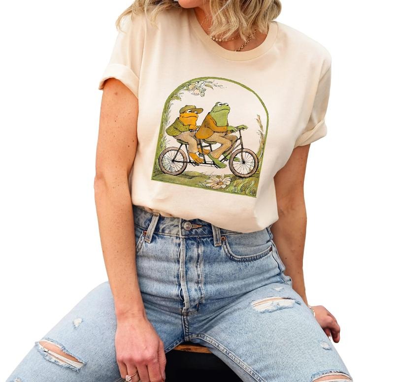 Frog and Toad Shirt, Vintage Classic Book shirt, Cottagecore Aesthetic shirts, Gift for Book Lover, Man I Love Frog...