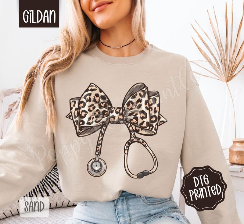 Leopard Nurse Stethoscope Gildan Sweatshirt, Trendy Women's Bow Crewneck T-Shirts, Hoodie | HypeDripTees.com