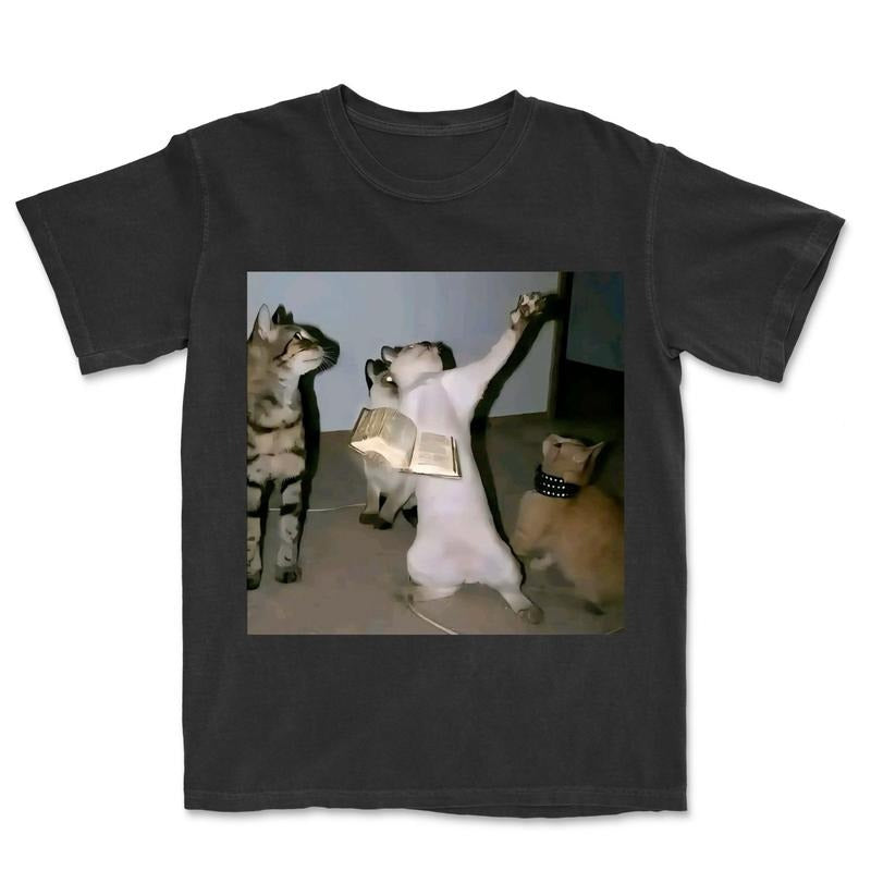 Playing attack on titan vr for first time T-Shirt, Cat Love Vintage Graphic Tee, Cat Solos - Funny Shirt, Women's...