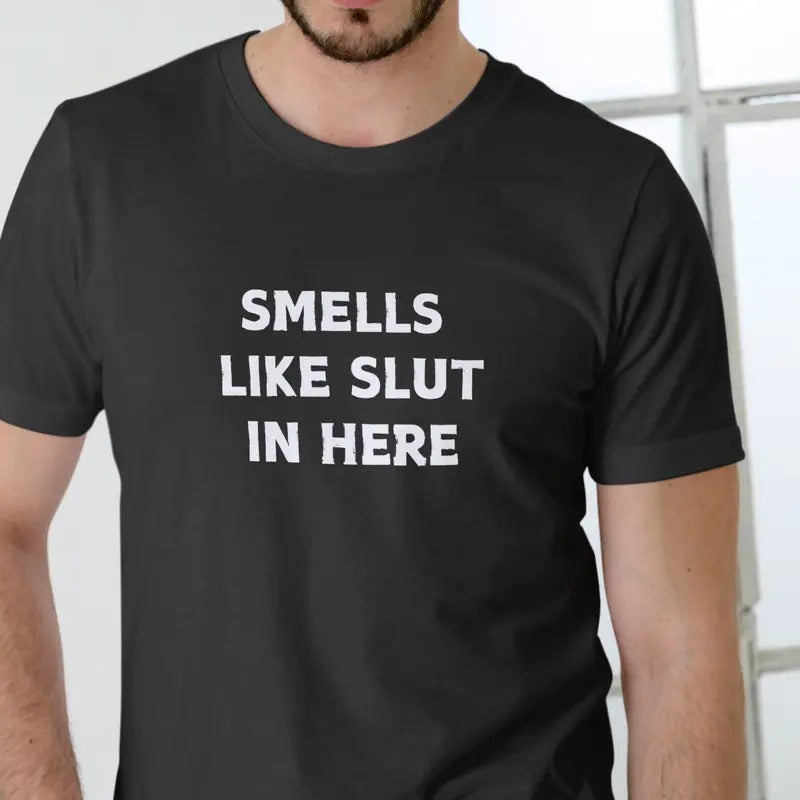 SMELLS IN HERE T-Shirt - Casual Crewneck Short Sleeve Tee with Text Print in Black Hoodie, Sweatshirt | HypeDripTees.com