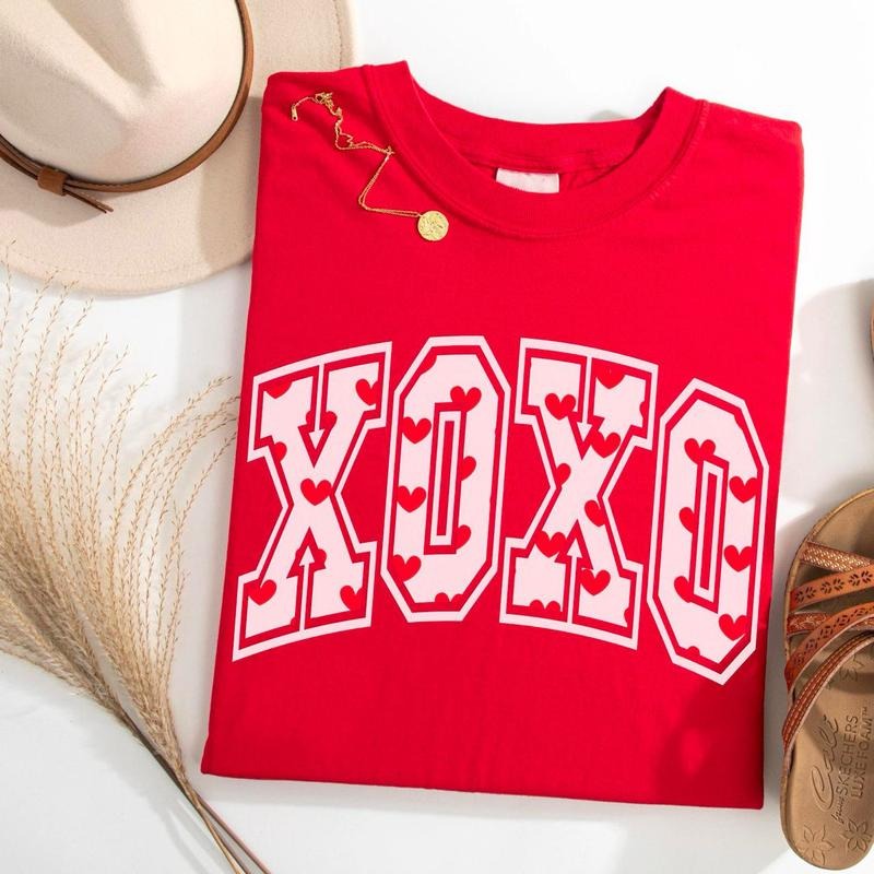 Valentine Day Shirt, XOXO Valentines Sweatshirt, Womens Heart Shirt, Cute Love Tee, Retro Valentine Sweater, Ladies...