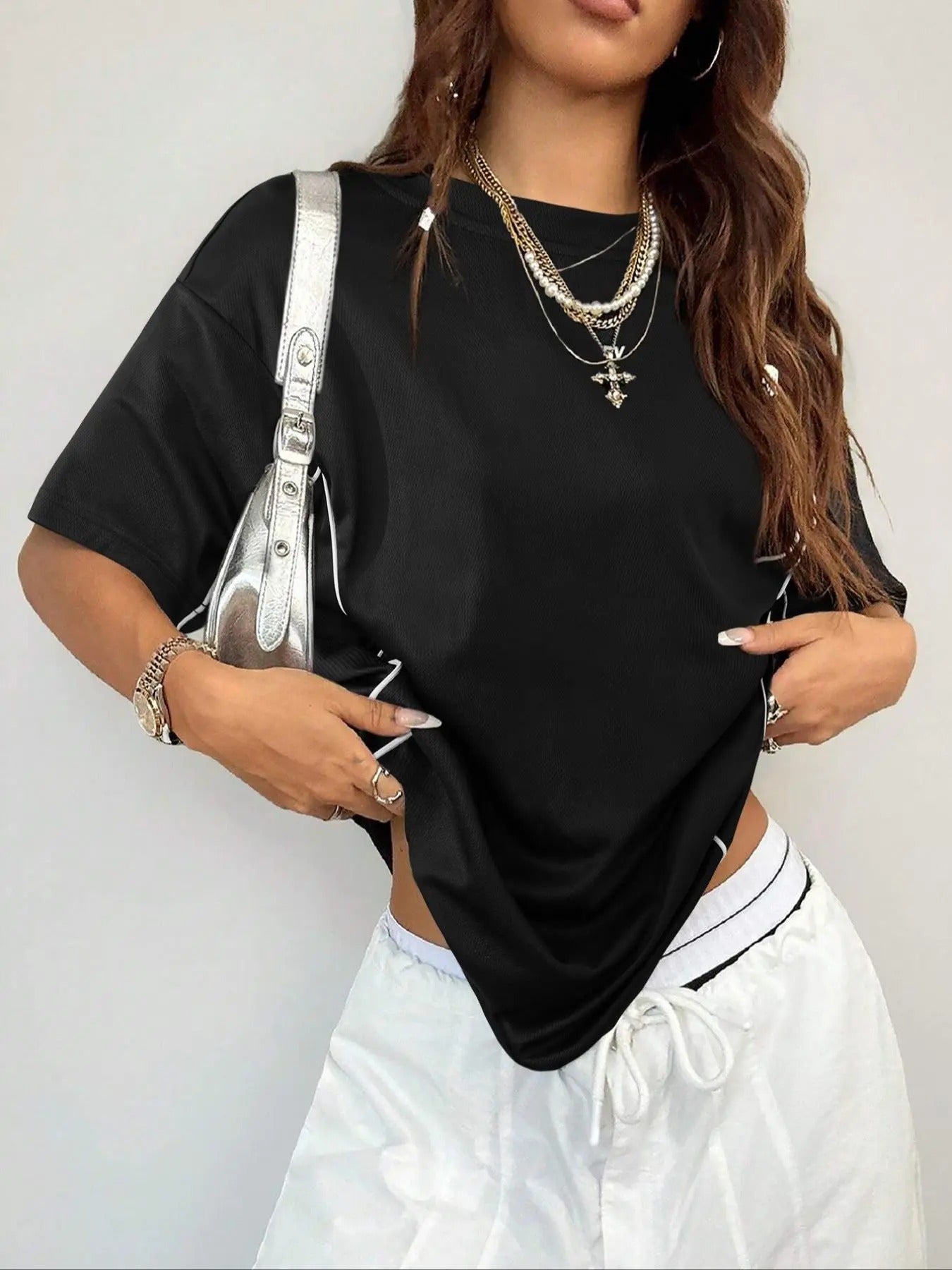 Women's Plain Chain Decor Curved Hem Tee, Casual Short Sleeve Round Neck T-shirt for Summer, Ladies Clothes for Daily...