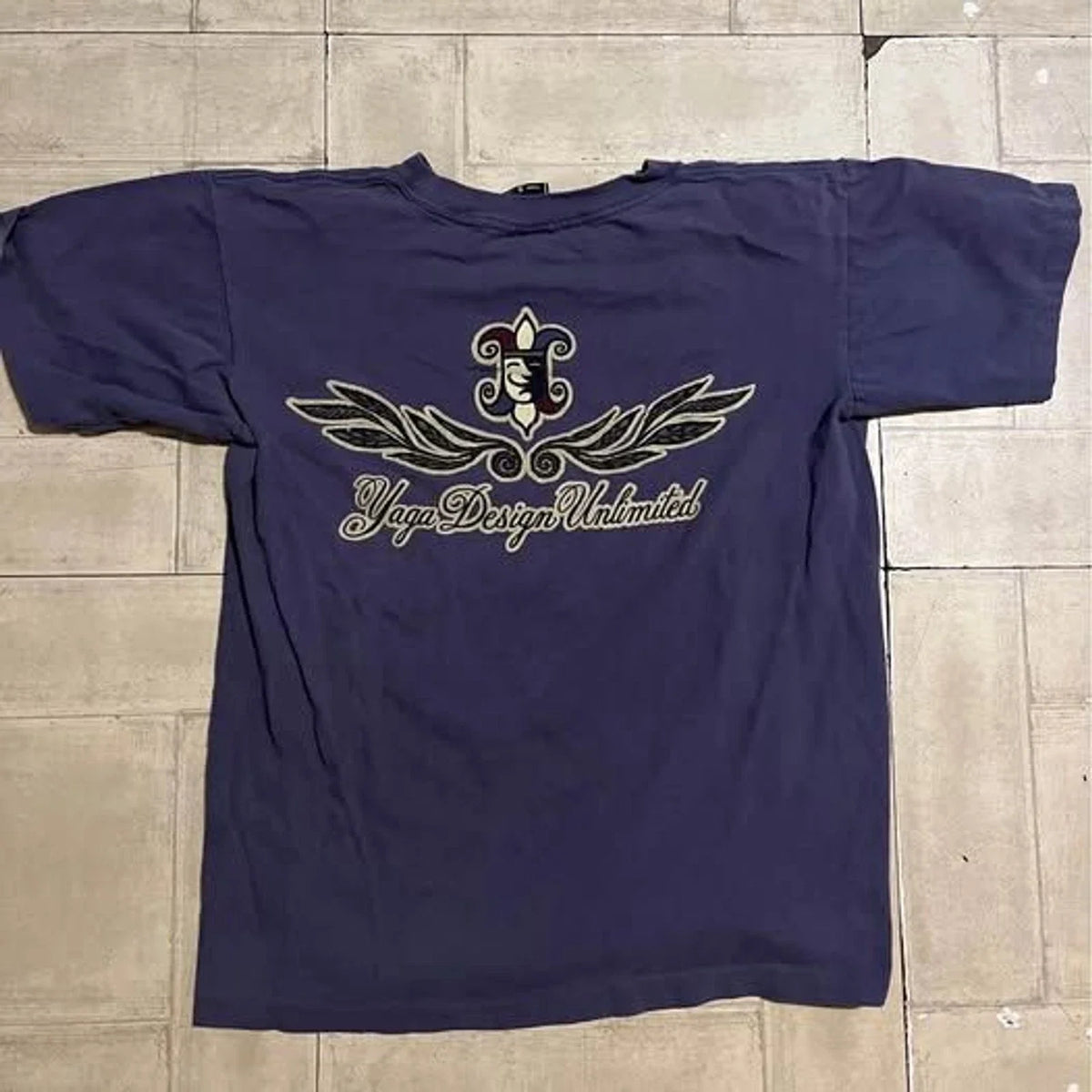 Sick 2000s simple graphic tshirt size small