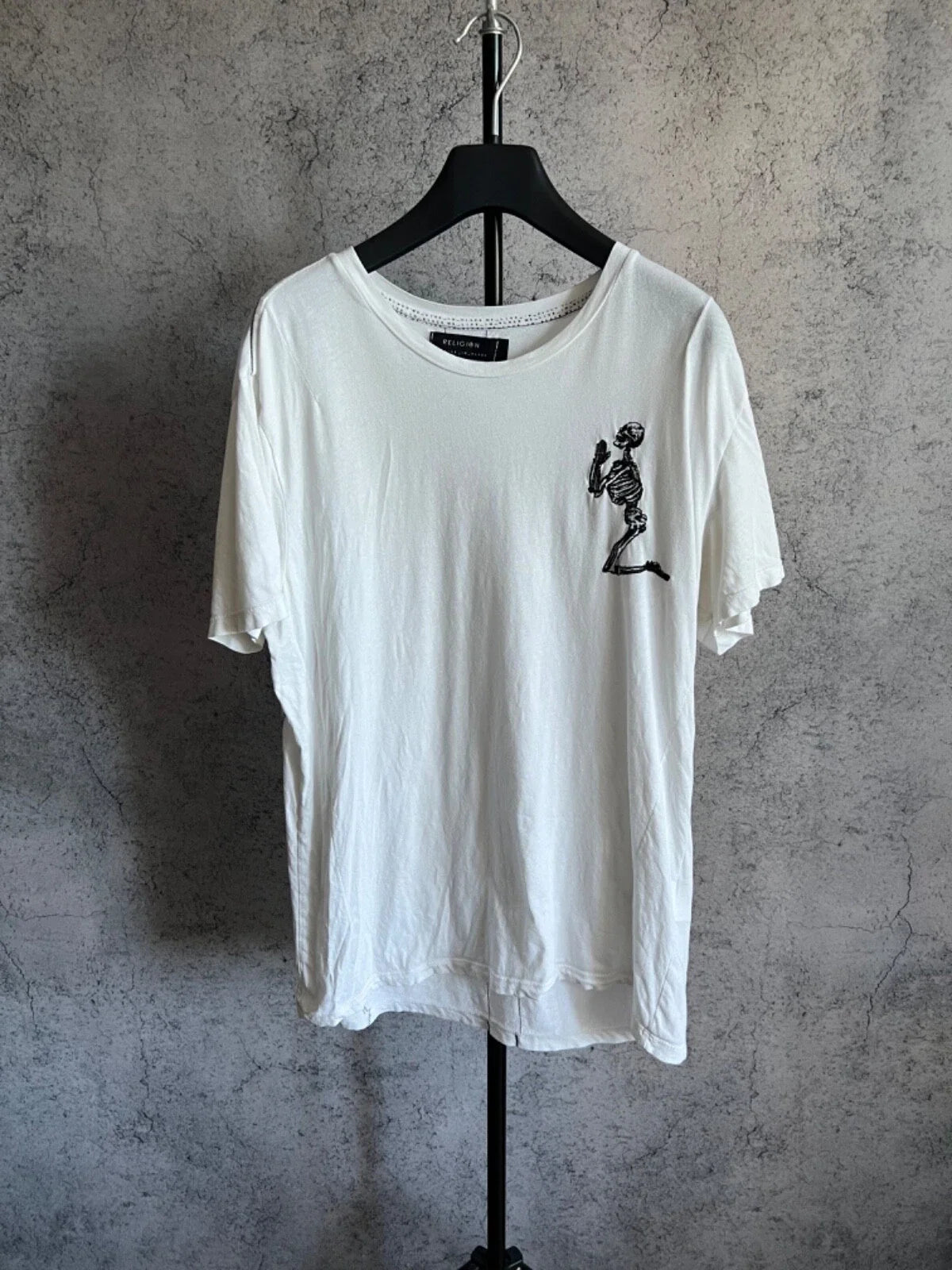 RELIGION T-shirt Mens White Tee size L Embroidered Skeleton Logo Y2K Cotton