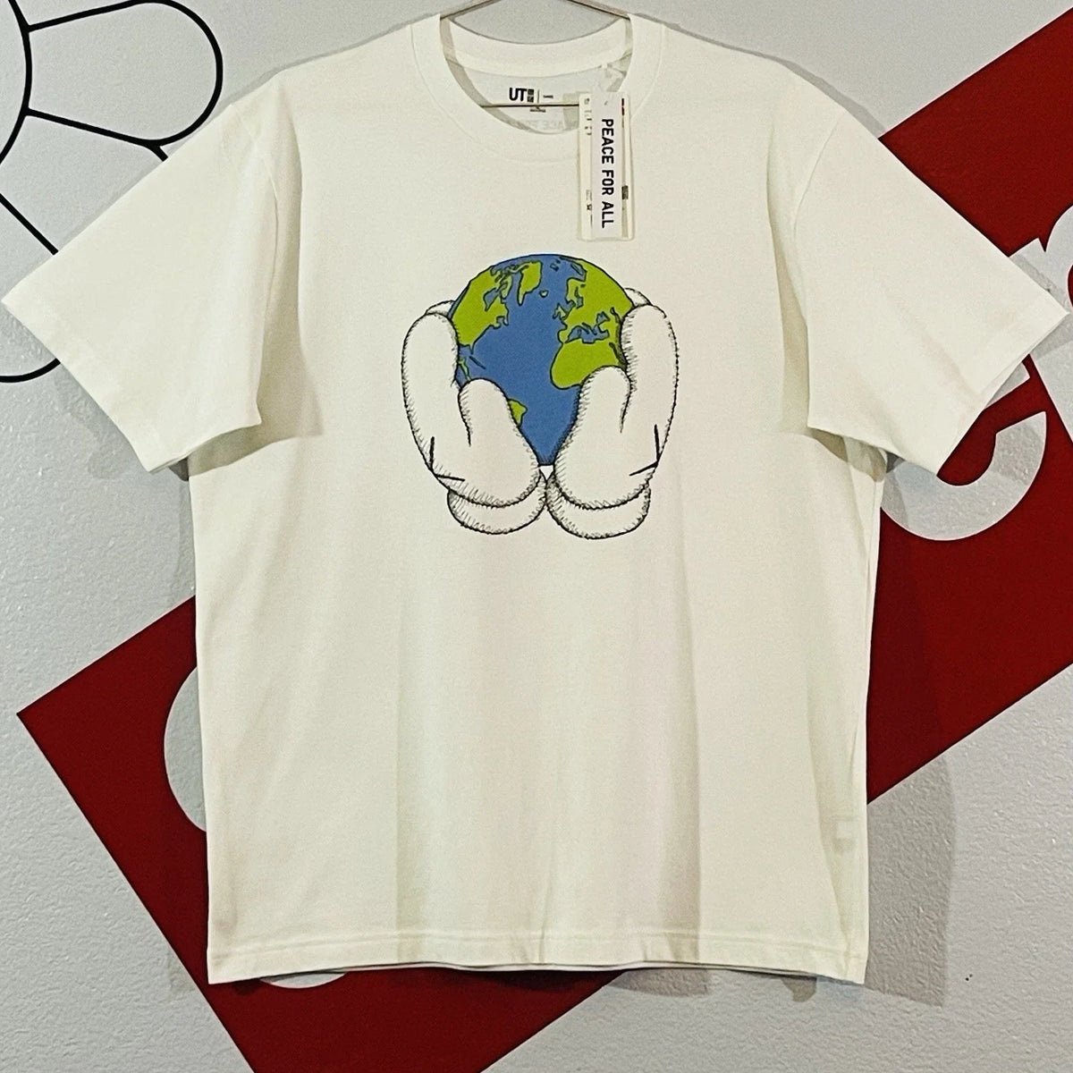 FW23 KAWS Uniqlo Peace For All Globe Hands Earth White Tee T Shirt XL