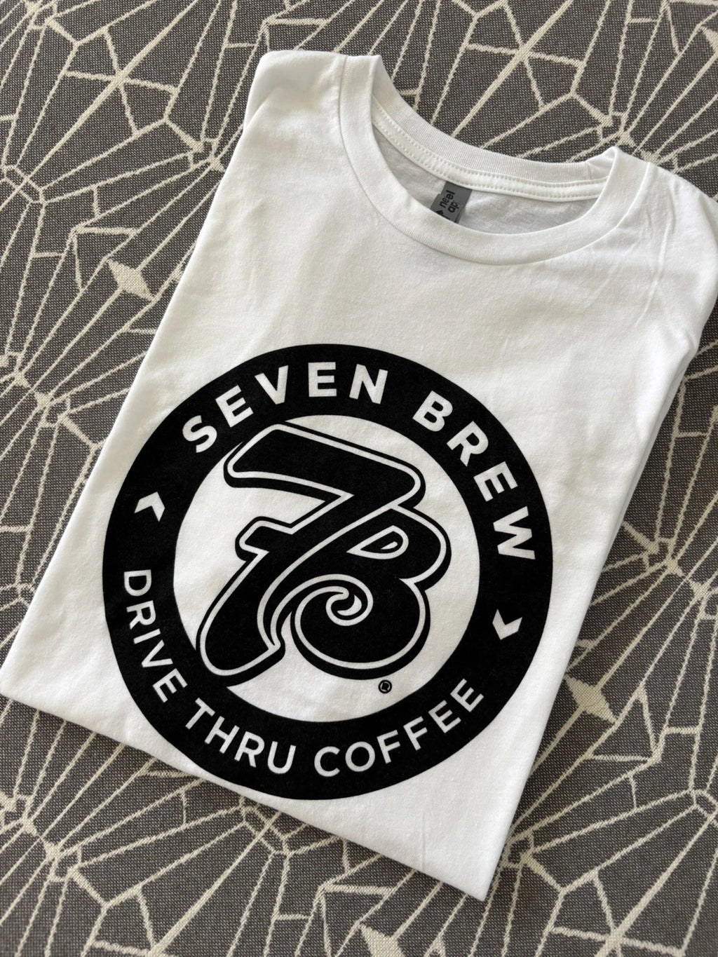 7Brew Drive Thru Coffee Adult White Logo T-Shirt Size Large Seven Brew Swag