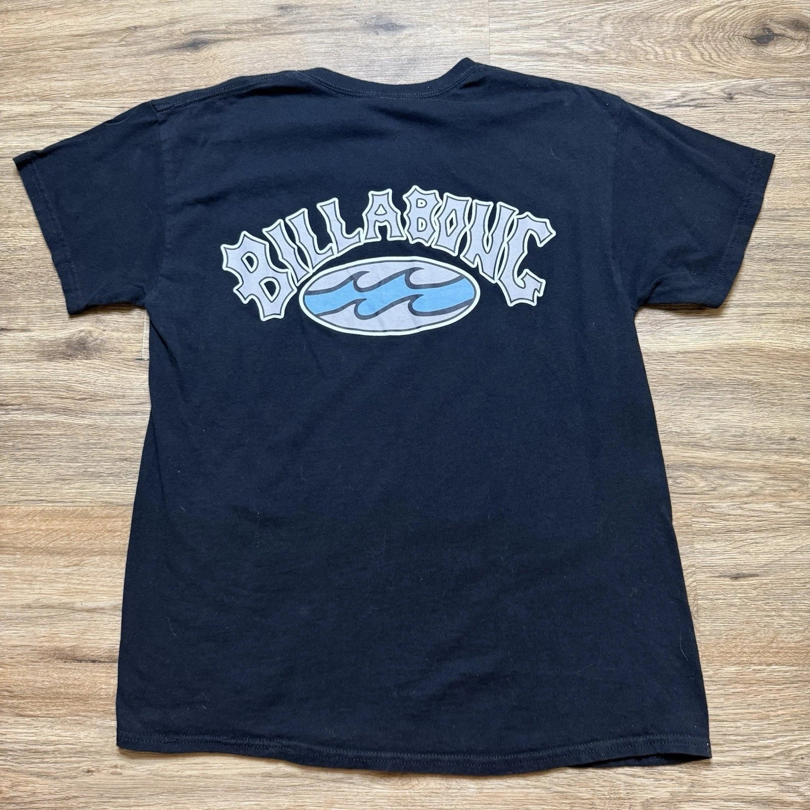 Modern Billabong Surf Tshirt With Wave Design Logo Size Medium