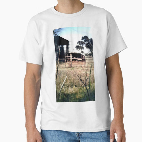 A disused shed in a paddock by kiertwice
