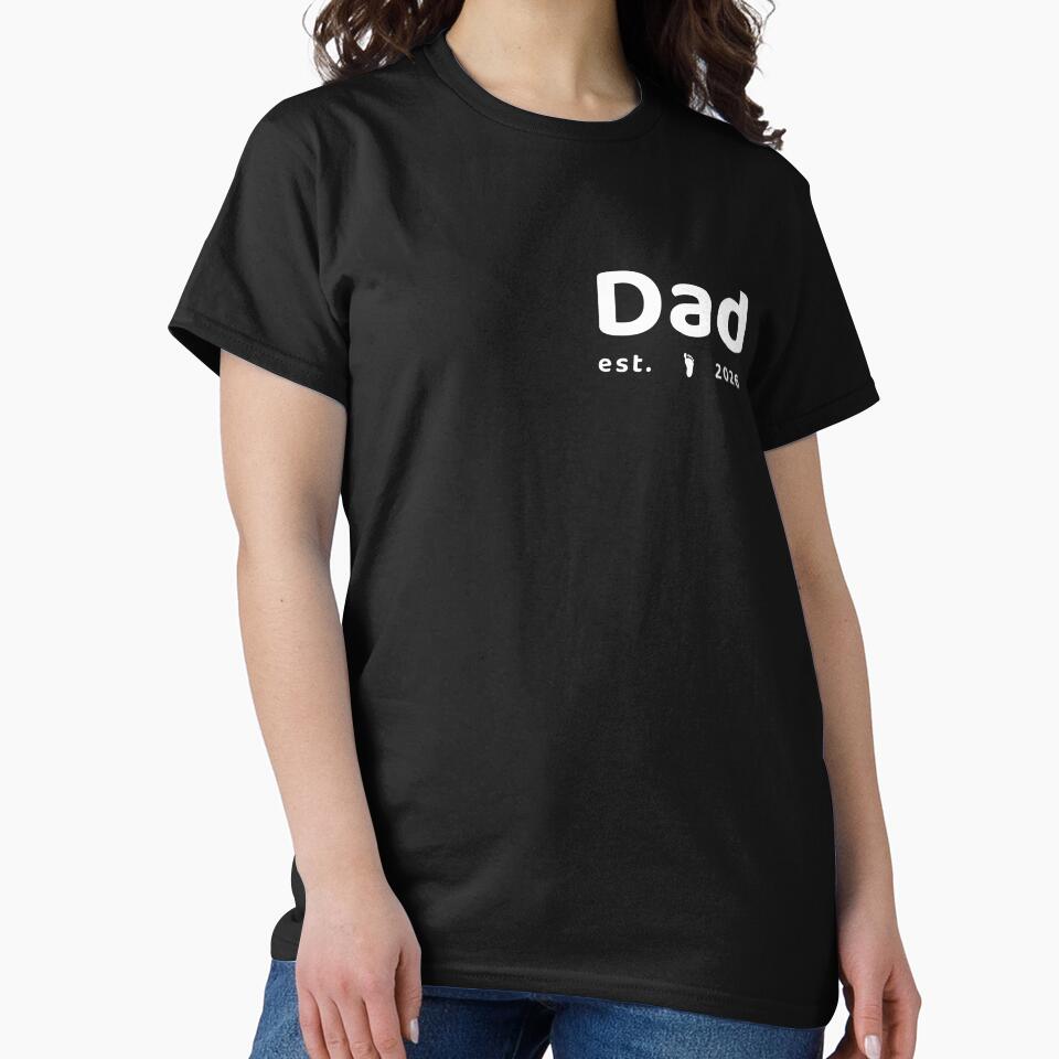 Dad Est 2026 Baby Footprint T-shirt black. by 7Closset