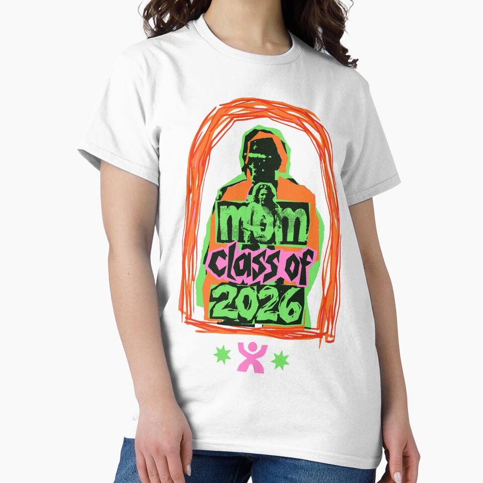 Proud Mom Class Of 2026 — Retro Arch Bold Color Graduation Day by Mdozet