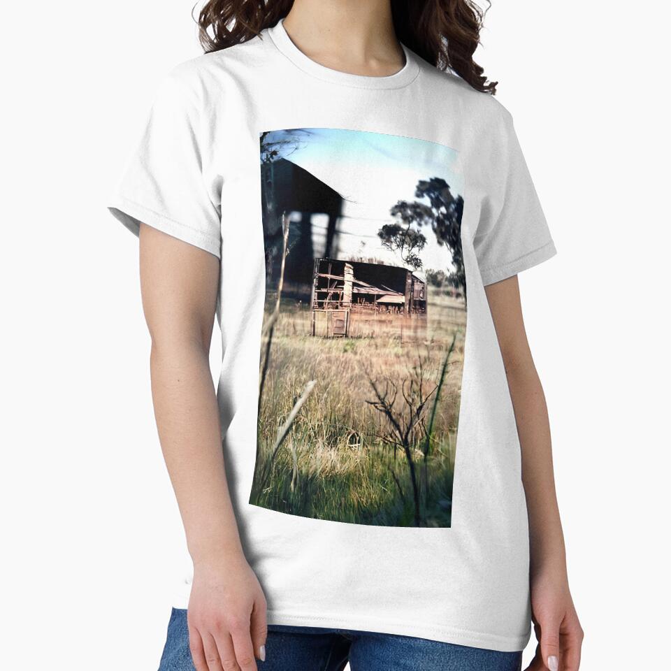 A disused shed in a paddock by kiertwice
