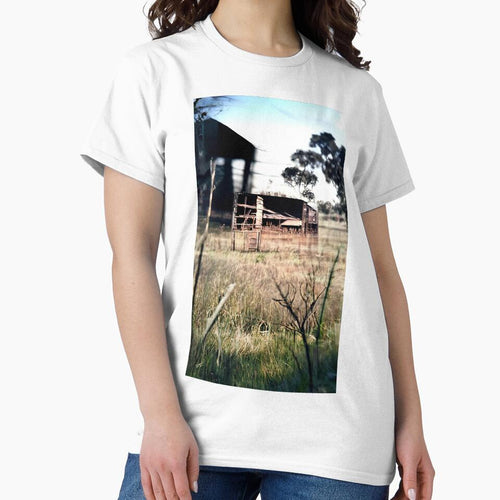 A disused shed in a paddock by kiertwice